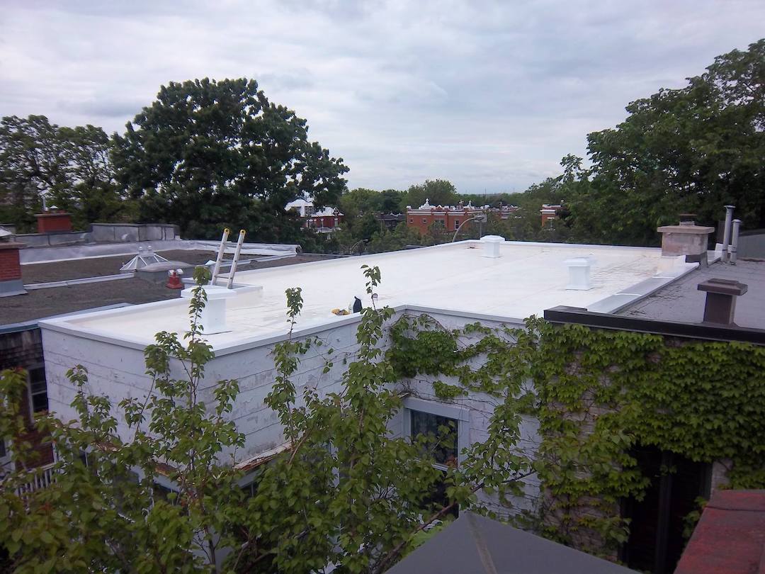 Vue d'un toit blanc de membrane TPO.