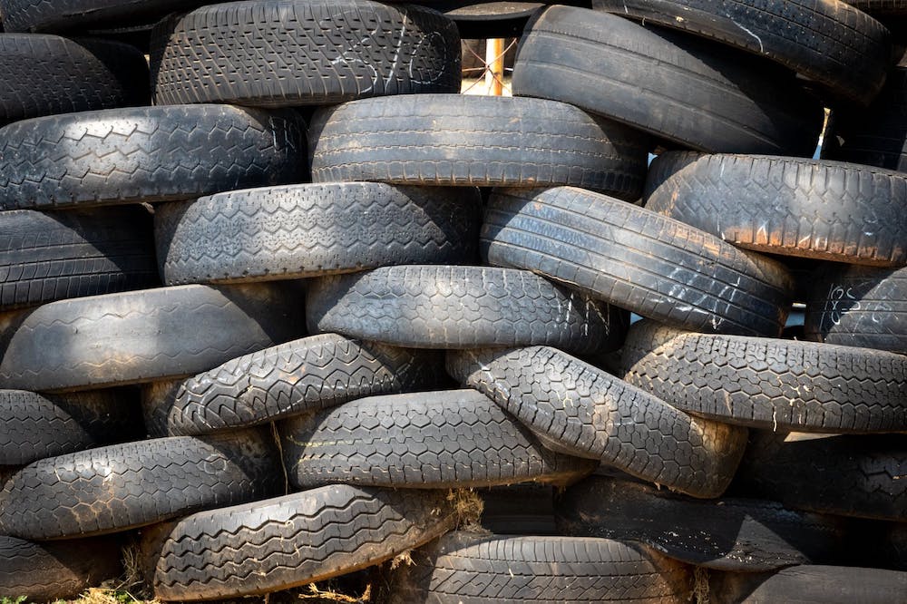 Pile de pneus recyclés qui seront des composants de toiture