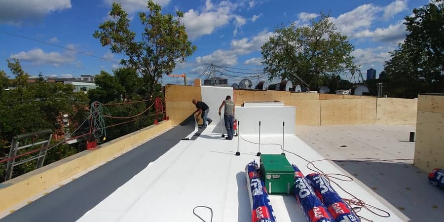 Installation en cours d'une membrane TPO sur le toit plat d'un duplex résidentiel à Montréal