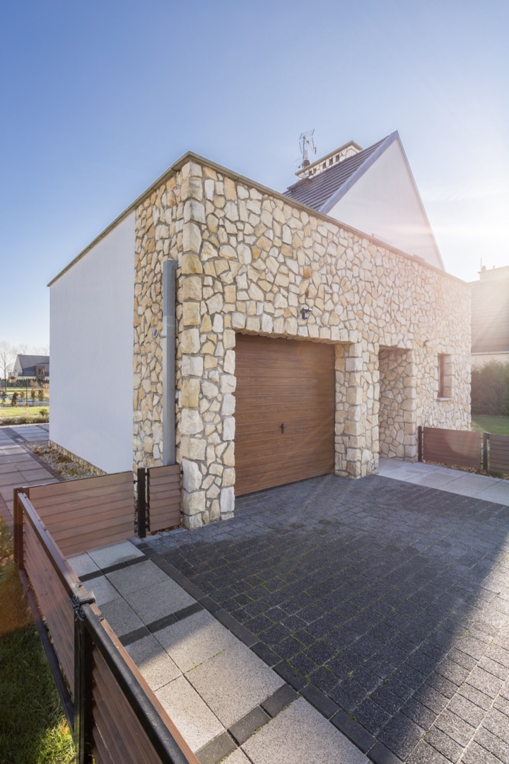 Toit d'une maison en banlieue.