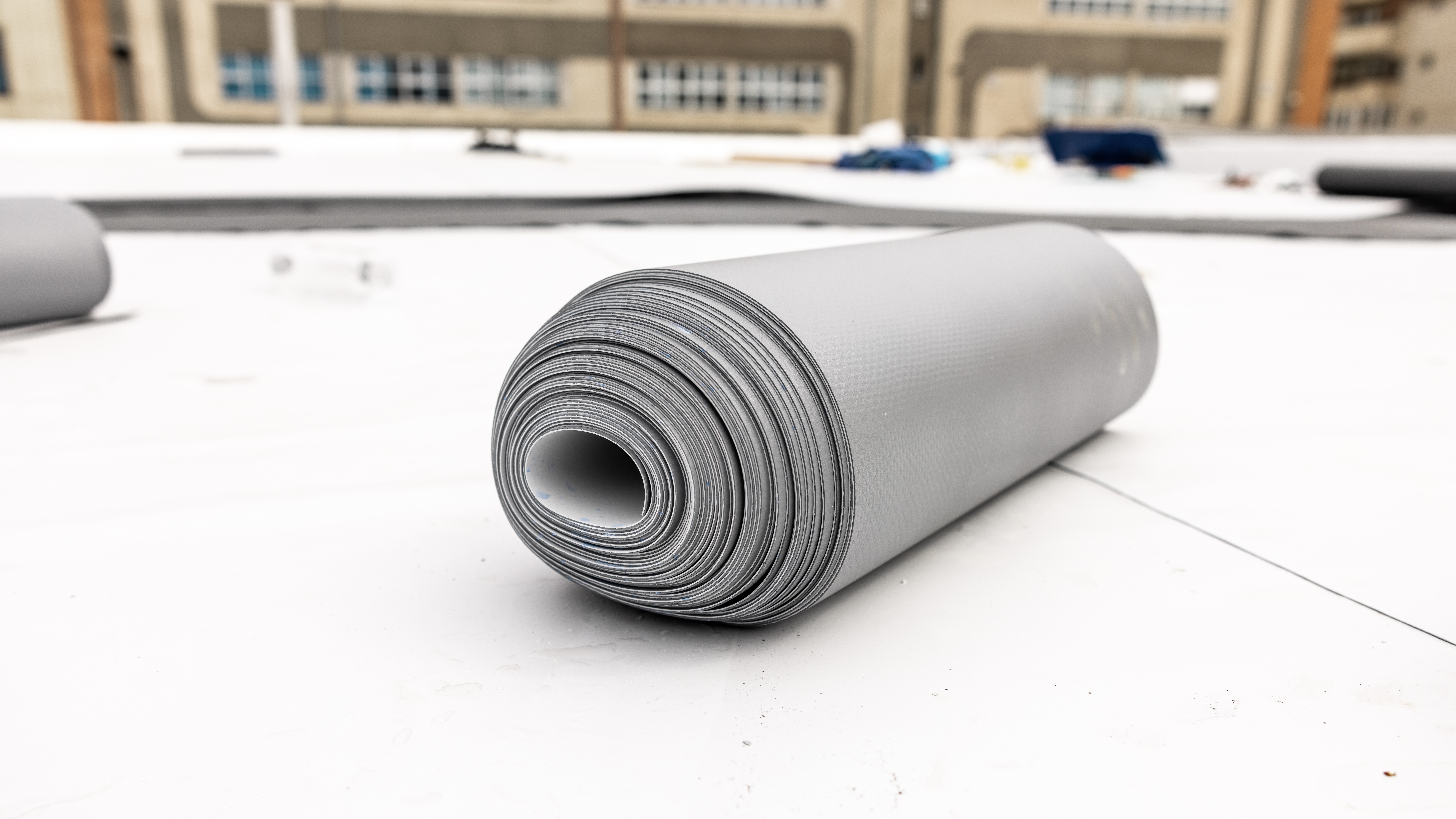 Rouleau du membrane TPO posé sur le toit plat d'un bâtiment.
